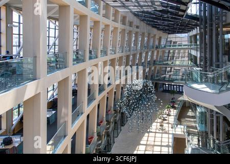 Salt Lake City, Utah, USA - 4 giugno 2025; interno della Biblioteca pubblica di Salt Lake City con struttura architettonica unica di sei piani curving, camminata Foto Stock