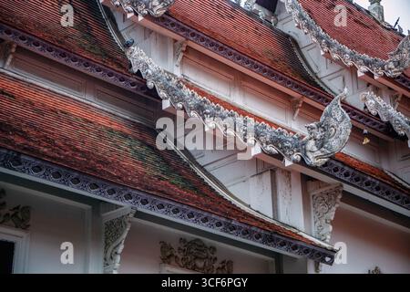Dettaglio dell'ornamento del tetto di uno dei palazzi buddisti di Wat Jetlin a Chiang mai, Thailandia Foto Stock