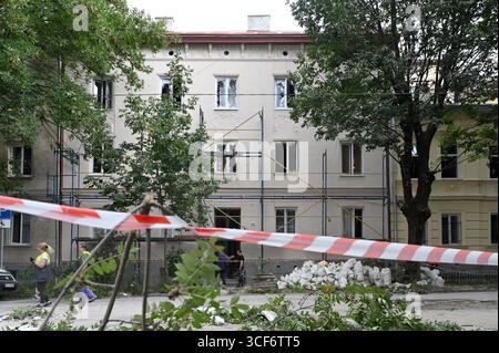 Leopoli, Ucraina. 21 agosto 2025. Nastro di avvertimento rosso e bianco sigilla il territorio fuori da un edificio danneggiato dall'attacco russo di missili e droni, Leopoli, Ucraina, 21 agosto 2025. A causa dello sciopero russo combinato di giovedì sera, 21 agosto, che ha coinvolto droni e missili da crociera, una persona è stata uccisa e altre due sono rimaste ferite nella città Ucraina occidentale di Leopoli. Crediti: Ukrinform/Alamy Live News Foto Stock