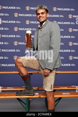 MONACO, GERMANIA - 19 AGOSTO: Luis Diaz del Bayern Muenchen partecipa alla sessione fotografica FC Bayern MŸnchen e Paulaner presso i Bavaria Film Studios il 19 agosto 2025 a Monaco, Germania. © diebilderwelt / Alamy Stock Foto Stock