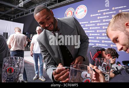 MONACO DI BAVIERA, GERMANIA - 19 AGOSTO: bt partecipa alla sessione fotografica FC Bayern MŸnchen e Paulaner presso i Bavaria Film Studios il 19 agosto 2025 a Monaco di Baviera, Germania. © diebilderwelt / Alamy Stock Foto Stock