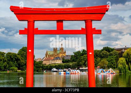 Japanischer Torbogen am SEE a Metz, Kathedrale des heiligen Stephanus, Cathedrale Saint Etienne, Kathedrale Metz, Frankreich, Europa Foto Stock