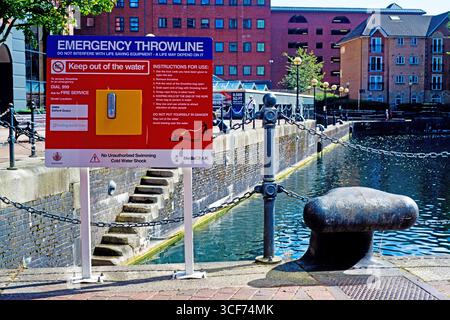 Segnale di emergenza della linea di galleggiamento, bacino di Huron, Salford Quays, Manchester, Lancashire, Inghilterra Foto Stock