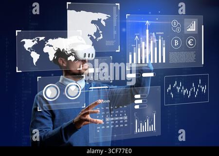 Gli appassionati di tecnologia si occupano della visualizzazione dei dati in realtà virtuale in uno spazio di lavoro moderno Foto Stock