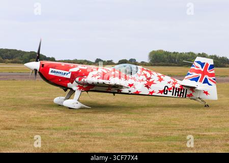 Mark Jefferies Global Stars Air Show Team, Extra 300 SC, G-IHHI Aerobatic Aircraft. RAF Syerston Air Show, agosto 2025. Foto Stock