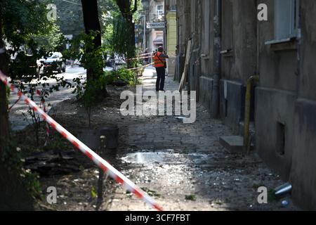 Non esclusiva: Un operaio municipale si trova in un edificio danneggiato dall'attacco russo di missili e droni, Leopoli, Ucraina, 21 agosto 2025. A causa del com Foto Stock