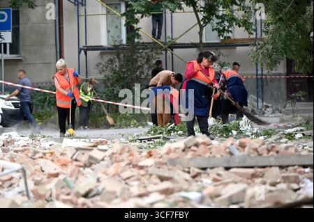Non esclusiva: I lavoratori municipali rimuovono i detriti in strada dopo l'attacco russo di missili e droni, Leopoli, Ucraina, 21 agosto 2025. A causa del Foto Stock