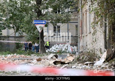 Non esclusiva: Le persone rimangono in un edificio danneggiato dal missile russo e dall'attacco di droni, Leopoli, Ucraina, 21 agosto 2025. A causa del russo combinato Foto Stock