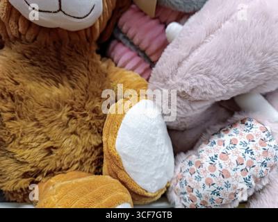 Un'accogliente collezione di peluche splendidamente disposte in un cestino Foto Stock