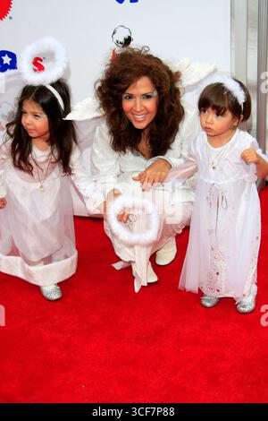 Maria Canals Barrera con le figlie Madeline e Bridget alla 14a raccolta fondi annuale Dream Halloween 'Under the Big Top' tenutasi presso Barker Hangar a Santa Monica, California - 27 ottobre 2007 Foto Stock