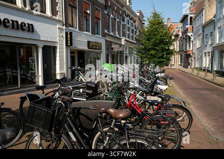 Un tipico parcheggio per biciclette olandesi a Nassaustraat a Haarlem, Olanda, Paesi Bassi. Foto Stock