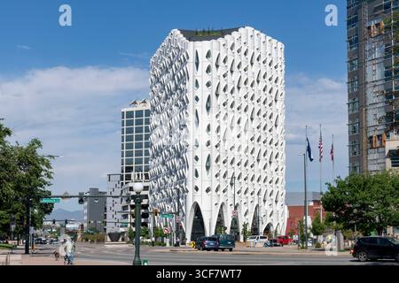Denver, CO, USA - 11 giugno 2025; Populus Denver edificio con facciata caratteristica progettato dallo studio di architettura Studio Gang Foto Stock