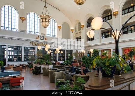 Denver, CO, USA-11 giugno 2025; Vista interna della sala principale con Terminal Bar nella Union Station, terminal ferroviario del XIX secolo Foto Stock