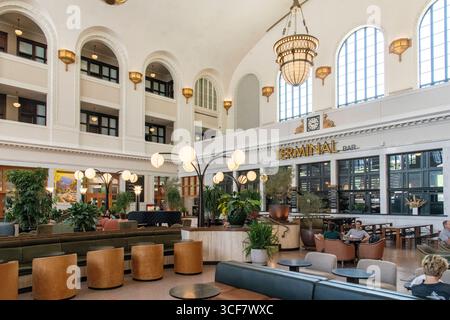 Denver, CO, USA-11 giugno 2025; Vista interna della sala principale con Terminal Bar nella Union Station, terminal ferroviario del XIX secolo Foto Stock