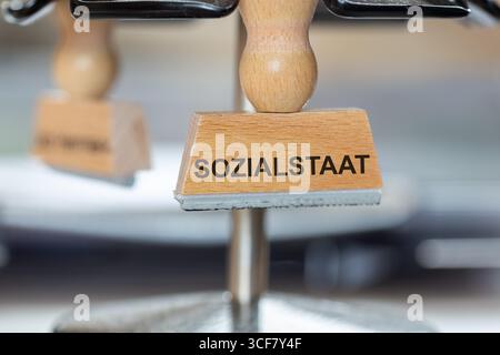 (Montaggio fotografico) primo piano di un francobollo con l'iscrizione SOZIALSTAAT Foto Stock