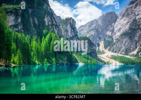 Vista aerea panoramica del Lago di Braies o del Lago di Prags o del Pragser Wildsee e delle Dolomiti sullo sfondo. Regione alto Adige, Italia, Europa. Foto Stock