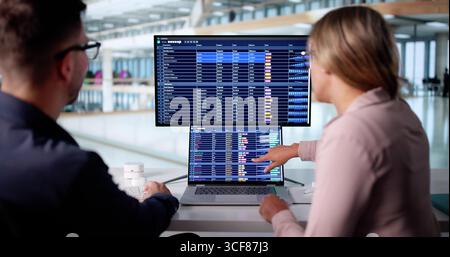 Gli operatori sanitari collaborano alla codifica per l'analisi dei rapporti di audit finanziario. Foto Stock