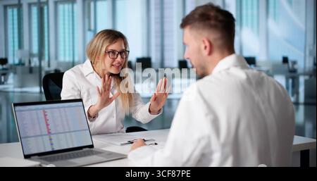 I medici discutono sul piano di trattamento durante la riunione del personale ospedaliero. Foto Stock