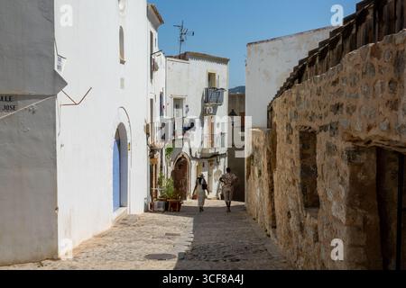 L'immagine mostra le vecchie strade e gli edifici di Dalt Vila (città vecchia), conosciuta anche come Eivissa, la capitale di Ibiza. Foto Stock