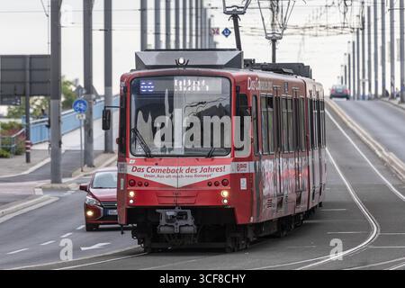 Tram sul ponte Kennedy - Bonn, Renania settentrionale-Vestfalia, Germania Foto Stock