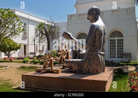 Statua di Gandhi con il suo telaio di tessitura a Raj Ghat Foto Stock