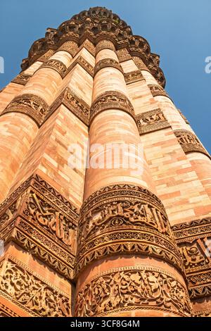 Qutb Minar, il minareto di mattoni più alto del mondo, nuova Delhi Foto Stock