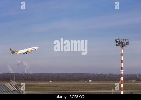Decollo di aeromobili - Airport International, AirportDuesseldorf, Condor, compagnia aerea, aereo charter, Duesseldorf, Renania settentrionale-Vestfalia, Germania Foto Stock