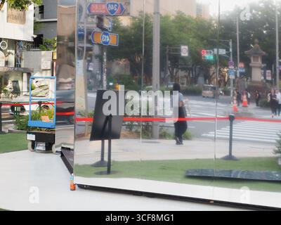 TOKYO, GIAPPONE - 21 agosto 2025: Dettaglio del giardino di un negozio pop-up che sta aprendo nella zona Omotesando di Tokyo. Foto Stock