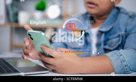 Concetto di tecnologia di traduzione linguistica. Persona che utilizza l'assistente IA sullo smartphone per la traduzione multilingue in tempo reale. Tecnologia moderna, comunicazione Foto Stock