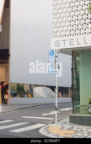 TOKYO, GIAPPONE - 21 agosto 2025: Dettaglio di un negozio Stella McCartney nella zona di Aoyama a Tokyo. Di fronte c'è un negozio Miu Miu. Foto Stock