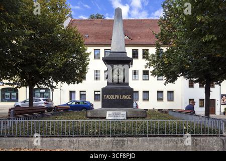 Monumento in onore del fondatore dell'industria orologiera di Glashuette, il maestro orologiaio Ferdinand Adolph Lange, nel centro della città di Glas Foto Stock