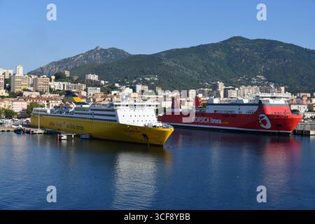 Due traghetti Corsica Ferries al porto di Ajaccio nella capitale dell'isola francese del Mediterraneo Foto Stock