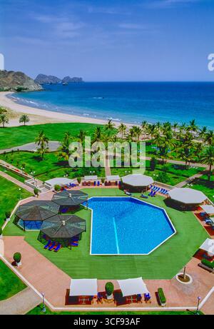 Sultanato dell'Oman, Mascate, vista panoramica della costa dall'hotel al Bustan Palace Foto Stock
