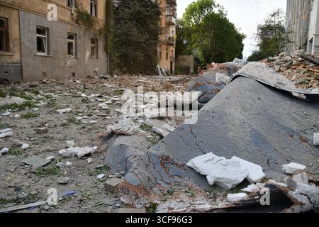 Leopoli, Ucraina, 21 agosto 2025. Una vista di distruzione nella zona dopo un bombardamento russo. Come risultato dell'attacco, una persona è stata uccisa e altri tre residenti sono rimasti feriti in vari gradi. L'esplosione ha danneggiato decine di case. Anche i locali e i veicoli non residenziali sono stati interessati. Foto Stock