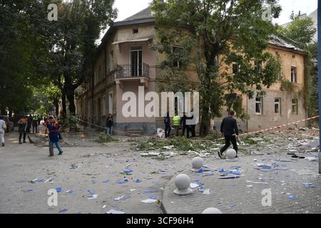 Leopoli, Ucraina, 21 agosto 2025. Una vista di distruzione nella zona dopo un bombardamento russo. Come risultato dell'attacco, una persona è stata uccisa e altri tre residenti sono rimasti feriti in vari gradi. L'esplosione ha danneggiato decine di case. Anche i locali e i veicoli non residenziali sono stati interessati. Foto Stock