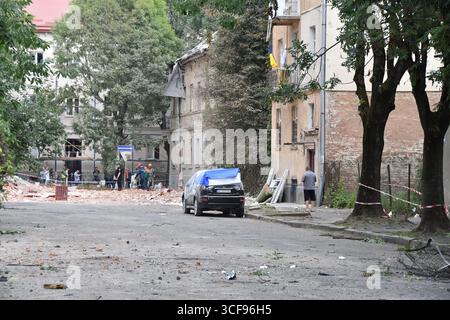 Leopoli, Ucraina, 21 agosto 2025. Una vista di distruzione nella zona dopo un bombardamento russo. Come risultato dell'attacco, una persona è stata uccisa e altri tre residenti sono rimasti feriti in vari gradi. L'esplosione ha danneggiato decine di case. Anche i locali e i veicoli non residenziali sono stati interessati. Foto Stock