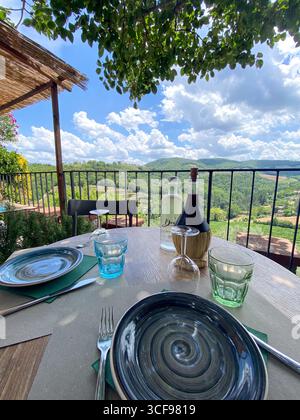 Tavolo per un piacevole pranzo, con una vista mozzafiato delle colline toscane a Greve in Chianti, in Italia, sotto un cielo soleggiato Foto Stock