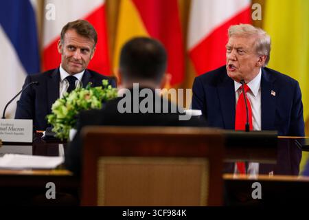 WASHINGTON DC, USA - 18 agosto 2025 - il presidente degli Stati Uniti Donald Trump incontra il primo ministro britannico Sir Keir Starmer, il presidente ucraino Volodymyr Zelenskyy Foto Stock