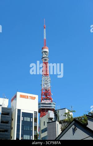 Gita interna in una parte dell'edificio del tempio Reiyukai Shakaden con la Torre di Tokyo sullo sfondo; quartiere Azabudai a Tokyo, Giappone. Foto Stock