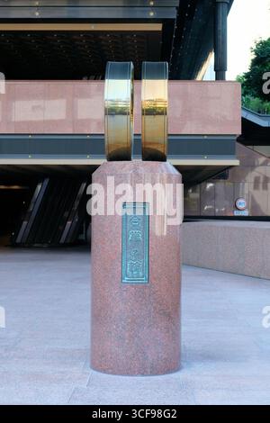 Cerchio della preghiera al tempio Reiyukai Shakaden nel quartiere Azabudai di Tokyo, Giappone. Foto Stock