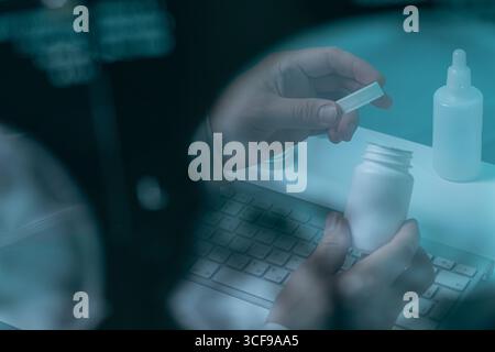 Immagine concettuale atmosferica di un medico che apre una bottiglia di pillola di medicina, fotografata attraverso la sovrapposizione di scansioni genetiche, la visualizzazione di pattern DNA, biotech Foto Stock