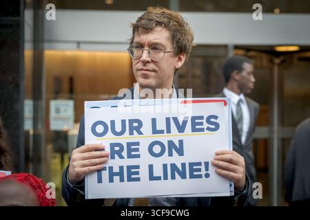 Avvocati, operatori del CDPAP e consumatori si sono riuniti il 21 agosto 2025 fuori dalla sala audizione del Senato dello Stato di New York al 250 Broadway a Manhattan, invitando il governatore Hochul ad adottare misure immediate per proteggere il programma di assistenza personale diretta ai consumatori di New York (CDPAP) dal collasso totale sotto la cattiva gestione delle partnership pubbliche LLC (PPL) e affinché il legislatore agisca in caso contrario, tra cui il ripristino della scelta dei consumatori mediante il ripristino della rete di provider locali affidabili e centri di vita indipendenti che hanno servito CDPAP con successo per decenni. (Foto di er Foto Stock