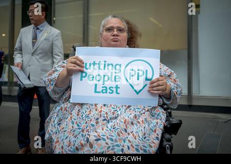 Avvocati, operatori del CDPAP e consumatori si sono riuniti il 21 agosto 2025 fuori dalla sala audizione del Senato dello Stato di New York al 250 Broadway a Manhattan, invitando il governatore Hochul ad adottare misure immediate per proteggere il programma di assistenza personale diretta ai consumatori di New York (CDPAP) dal collasso totale sotto la cattiva gestione delle partnership pubbliche LLC (PPL) e affinché il legislatore agisca in caso contrario, tra cui il ripristino della scelta dei consumatori mediante il ripristino della rete di provider locali affidabili e centri di vita indipendenti che hanno servito CDPAP con successo per decenni. (Foto di er Foto Stock
