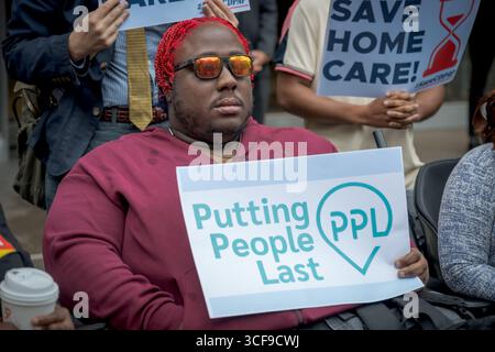 Avvocati, operatori del CDPAP e consumatori si sono riuniti il 21 agosto 2025 fuori dalla sala audizione del Senato dello Stato di New York al 250 Broadway a Manhattan, invitando il governatore Hochul ad adottare misure immediate per proteggere il programma di assistenza personale diretta ai consumatori di New York (CDPAP) dal collasso totale sotto la cattiva gestione delle partnership pubbliche LLC (PPL) e affinché il legislatore agisca in caso contrario, tra cui il ripristino della scelta dei consumatori mediante il ripristino della rete di provider locali affidabili e centri di vita indipendenti che hanno servito CDPAP con successo per decenni. (Foto di er Foto Stock