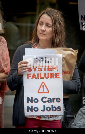 Avvocati, operatori del CDPAP e consumatori si sono riuniti il 21 agosto 2025 fuori dalla sala audizione del Senato dello Stato di New York al 250 Broadway a Manhattan, invitando il governatore Hochul ad adottare misure immediate per proteggere il programma di assistenza personale diretta ai consumatori di New York (CDPAP) dal collasso totale sotto la cattiva gestione delle partnership pubbliche LLC (PPL) e affinché il legislatore agisca in caso contrario, tra cui il ripristino della scelta dei consumatori mediante il ripristino della rete di provider locali affidabili e centri di vita indipendenti che hanno servito CDPAP con successo per decenni. (Foto di er Foto Stock