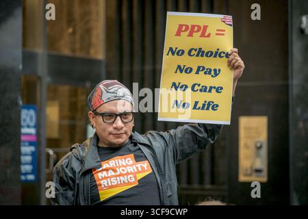 Avvocati, operatori del CDPAP e consumatori si sono riuniti il 21 agosto 2025 fuori dalla sala audizione del Senato dello Stato di New York al 250 Broadway a Manhattan, invitando il governatore Hochul ad adottare misure immediate per proteggere il programma di assistenza personale diretta ai consumatori di New York (CDPAP) dal collasso totale sotto la cattiva gestione delle partnership pubbliche LLC (PPL) e affinché il legislatore agisca in caso contrario, tra cui il ripristino della scelta dei consumatori mediante il ripristino della rete di provider locali affidabili e centri di vita indipendenti che hanno servito CDPAP con successo per decenni. (Foto di er Foto Stock