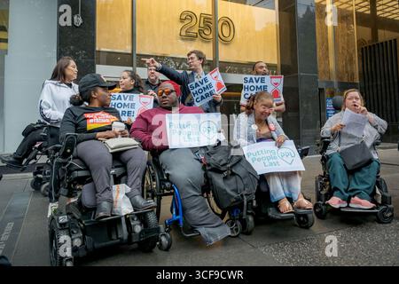 Avvocati, operatori del CDPAP e consumatori si sono riuniti il 21 agosto 2025 fuori dalla sala audizione del Senato dello Stato di New York al 250 Broadway a Manhattan, invitando il governatore Hochul ad adottare misure immediate per proteggere il programma di assistenza personale diretta ai consumatori di New York (CDPAP) dal collasso totale sotto la cattiva gestione delle partnership pubbliche LLC (PPL) e affinché il legislatore agisca in caso contrario, tra cui il ripristino della scelta dei consumatori mediante il ripristino della rete di provider locali affidabili e centri di vita indipendenti che hanno servito CDPAP con successo per decenni. (Foto di er Foto Stock