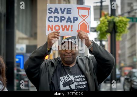 Avvocati, operatori del CDPAP e consumatori si sono riuniti il 21 agosto 2025 fuori dalla sala audizione del Senato dello Stato di New York al 250 Broadway a Manhattan, invitando il governatore Hochul ad adottare misure immediate per proteggere il programma di assistenza personale diretta ai consumatori di New York (CDPAP) dal collasso totale sotto la cattiva gestione delle partnership pubbliche LLC (PPL) e affinché il legislatore agisca in caso contrario, tra cui il ripristino della scelta dei consumatori mediante il ripristino della rete di provider locali affidabili e centri di vita indipendenti che hanno servito CDPAP con successo per decenni. (Foto di er Foto Stock