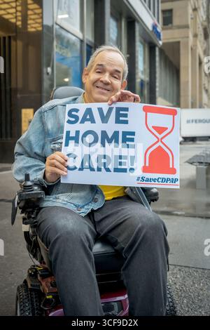 Avvocati, operatori del CDPAP e consumatori si sono riuniti il 21 agosto 2025 fuori dalla sala audizione del Senato dello Stato di New York al 250 Broadway a Manhattan, invitando il governatore Hochul ad adottare misure immediate per proteggere il programma di assistenza personale diretta ai consumatori di New York (CDPAP) dal collasso totale sotto la cattiva gestione delle partnership pubbliche LLC (PPL) e affinché il legislatore agisca in caso contrario, tra cui il ripristino della scelta dei consumatori mediante il ripristino della rete di provider locali affidabili e centri di vita indipendenti che hanno servito CDPAP con successo per decenni. (Foto di er Foto Stock