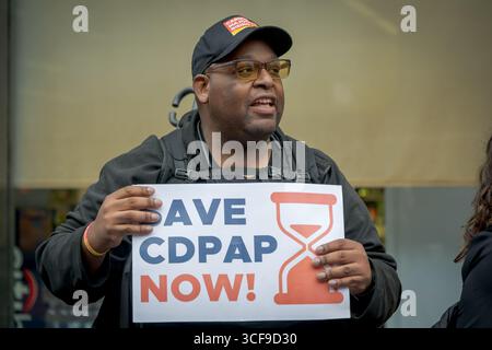 Avvocati, operatori del CDPAP e consumatori si sono riuniti il 21 agosto 2025 fuori dalla sala audizione del Senato dello Stato di New York al 250 Broadway a Manhattan, invitando il governatore Hochul ad adottare misure immediate per proteggere il programma di assistenza personale diretta ai consumatori di New York (CDPAP) dal collasso totale sotto la cattiva gestione delle partnership pubbliche LLC (PPL) e affinché il legislatore agisca in caso contrario, tra cui il ripristino della scelta dei consumatori mediante il ripristino della rete di provider locali affidabili e centri di vita indipendenti che hanno servito CDPAP con successo per decenni. (Foto di er Foto Stock